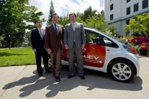 Arnold Schwarzenegger teste la Mitsubishi i-Miev