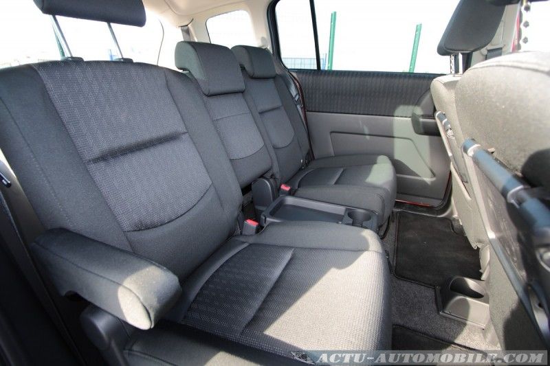 http://actu-automobile.com/wp-content/uploads/2010/07/mazda-5-29-800x533.jpg