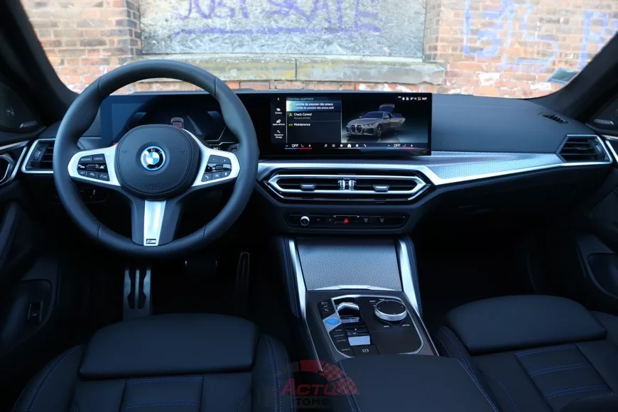 La planche de bord de l'i4 profite du nouveau BMW Curved Display