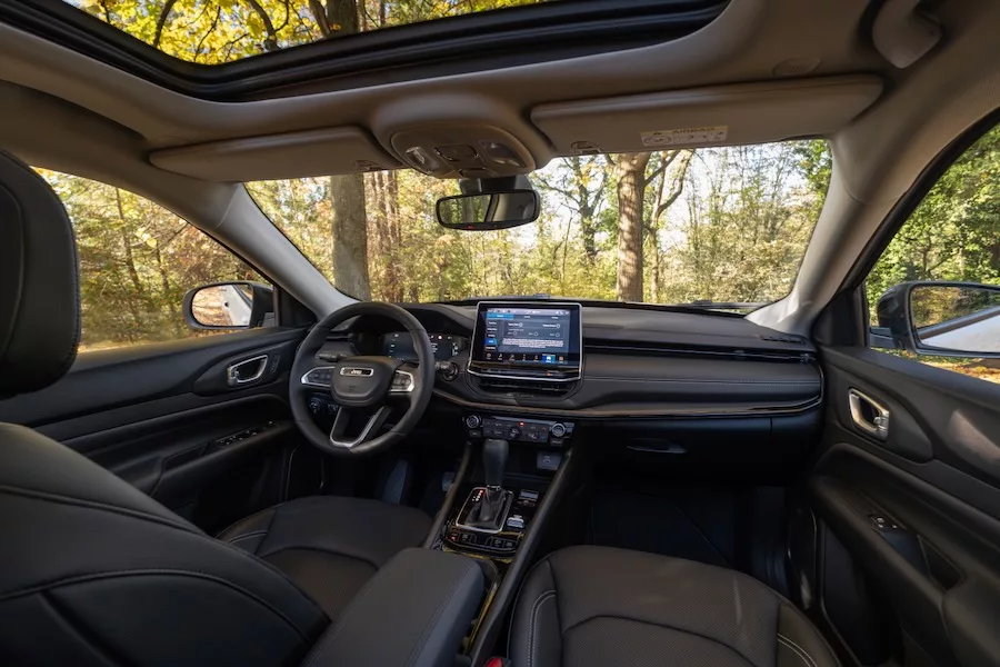 L'intérieur du Jeep Compass MY24 a été revu pour les technos embarquées