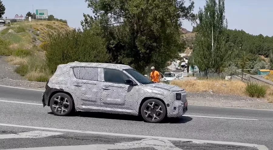 La Renault 4 E-TECH surprise en essais en Espagne