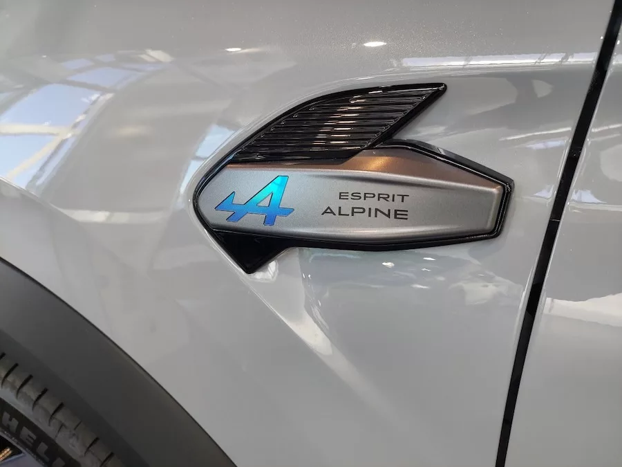 Les badges Esprit Alpine sur les ailes avant