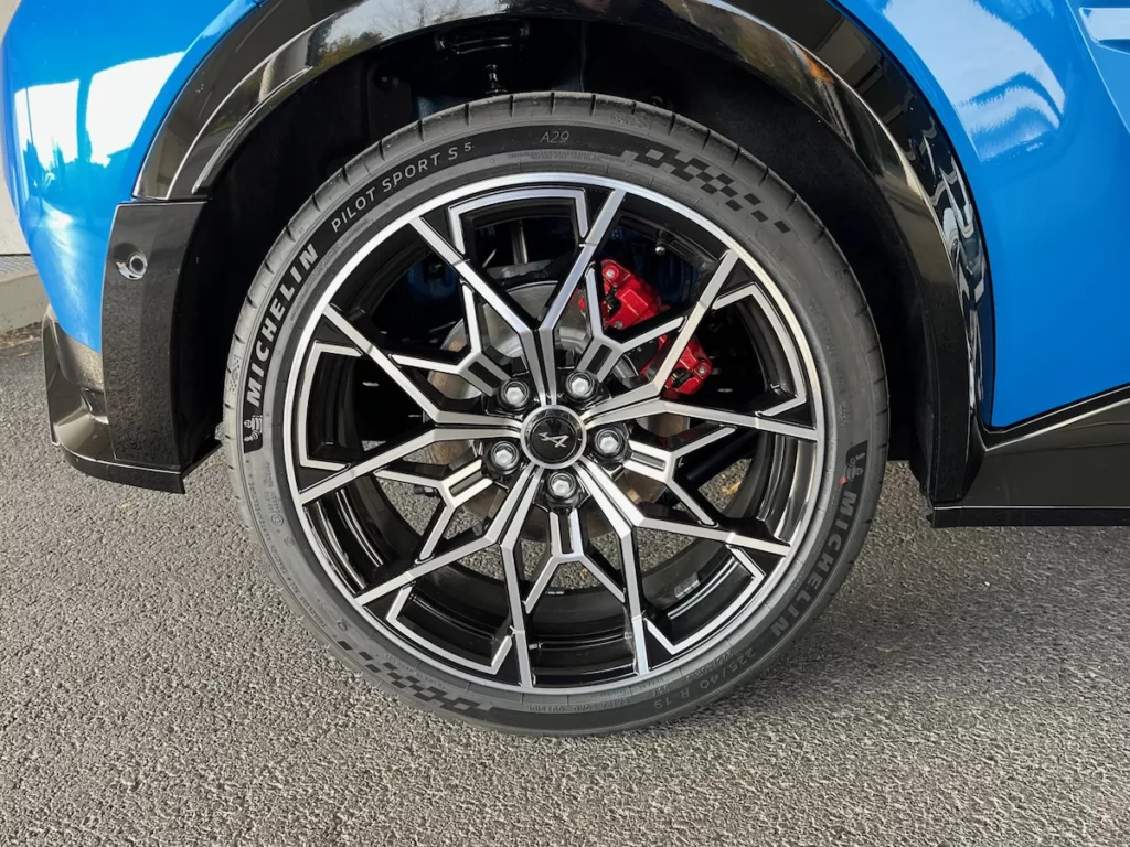 Les belles jantes alliage sont chaussées en Michelin Pilot Sport