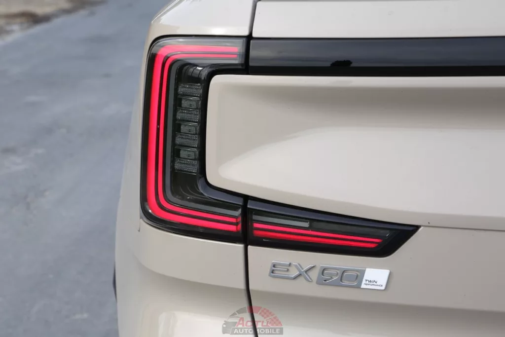 La signature lumineuse est typique de Volvo